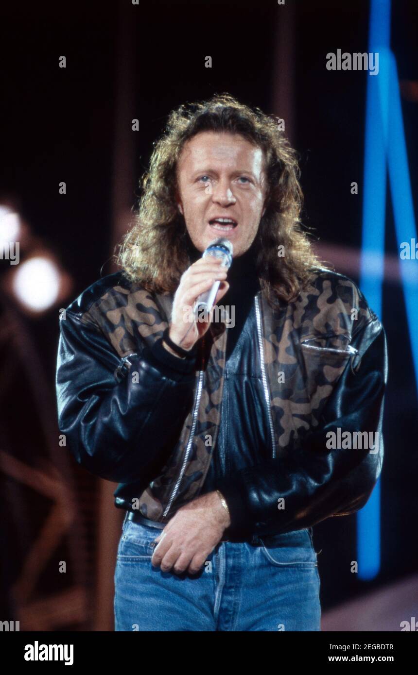 Umberto Tozzi, italienischer Pop-Rock Musiker, bei einem TV-Auftritt, 1988.  Umberto Tozzi, Italian Pop Rock musician, during a TV event, 1988 Stock  Photo - Alamy