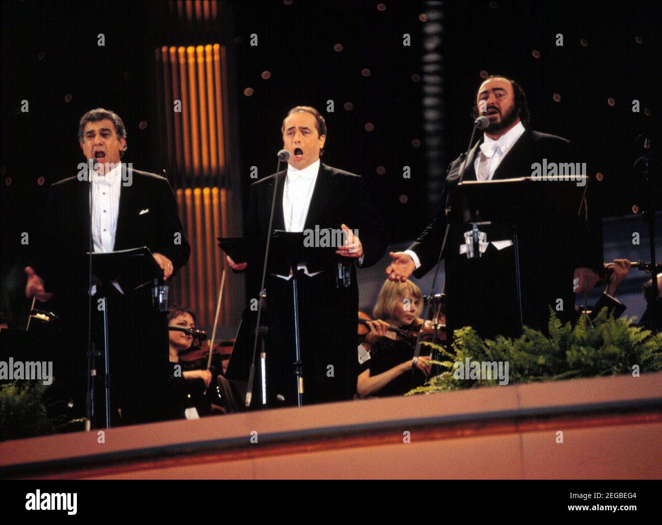 DIE DREI TENÖRE bei einem Konzert, 1996, PLACIDO DOMINGO, JOSE CARRERAS, LUCIANO PAVAROTTI. THE THREE TENORS during a concert, 1996, Placido Domingo, Jose Carreras, Luciano Pavarotti. Stock Photo