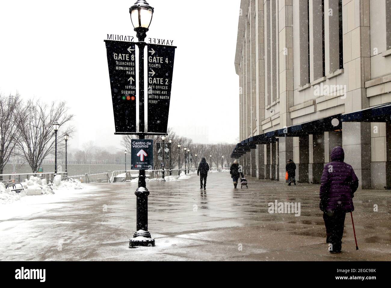 Driving in heavy snow blizzard usa hi-res stock photography and images ...