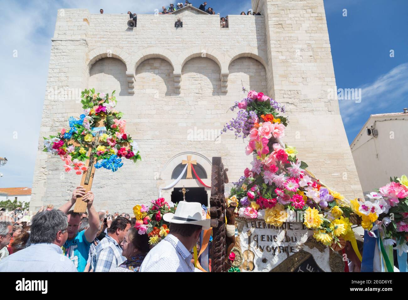 France Saintes Maries De La Mer Pilgrims wait outside Church of Saintes Marie de La Mer for the church service to end and the procession to the sea Stock Photo