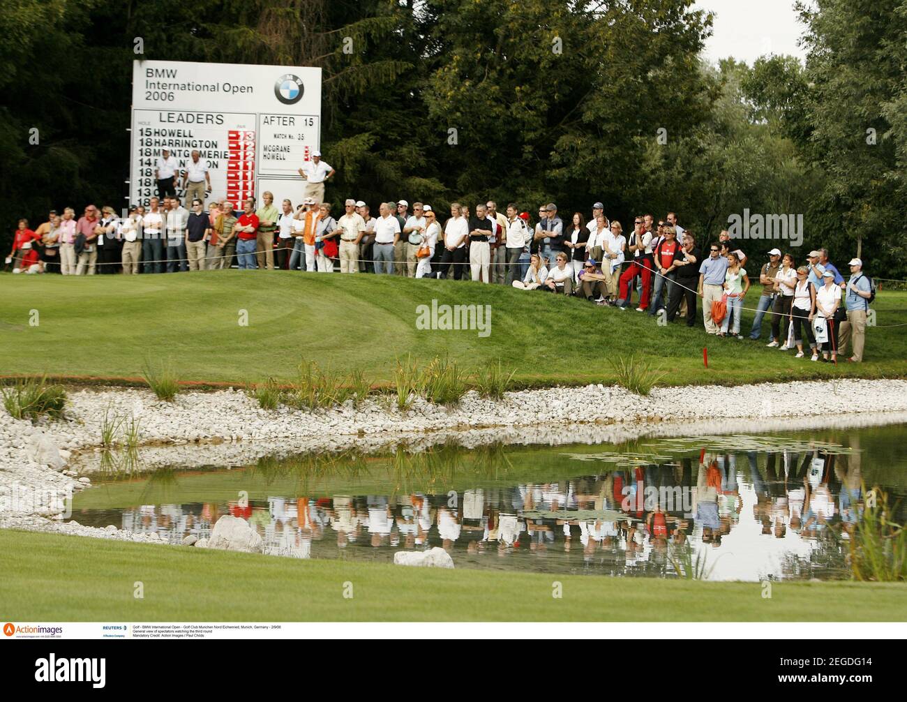 Golf - BMW International Open - Golf Club Munchen Nord Eichenried, Munich,  Germany - 2/9/06 General view of spectators watching the third round  Mandatory Credit: Action Images / Paul Childs Stock Photo - Alamy