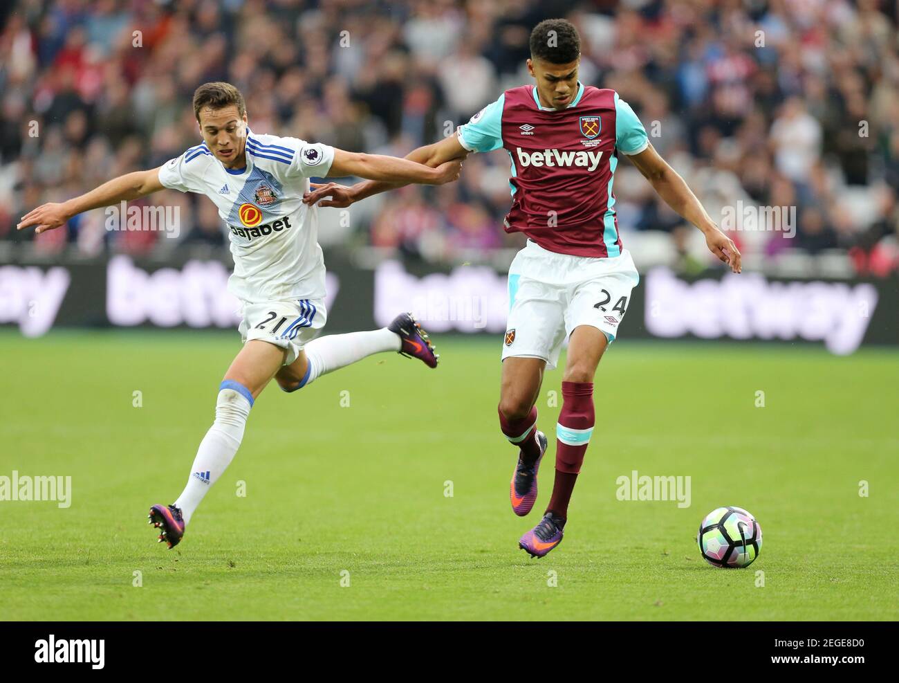 Britain Soccer Football - West Ham United v Sunderland - Premier League - London Stadium - 22/10/16 Sunderland's Javi Manquillo in action with West Ham United's Ashley Fletcher  Reuters / Paul Hackett Livepic EDITORIAL USE ONLY. No use with unauthorized audio, video, data, fixture lists, club/league logos or 'live' services. Online in-match use limited to 45 images, no video emulation. No use in betting, games or single club/league/player publications.  Please contact your account representative for further details. Stock Photo