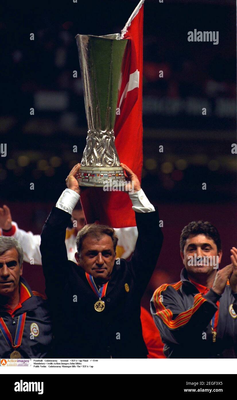 Football - Galatasaray v Arsenal , UEFA Cup Final , 17/5/00 Mandatory  Credit:Action Images/John Sibley Fatih Terim - Galatasaray Manager lifts  The UEFA Cup Stock Photo - Alamy