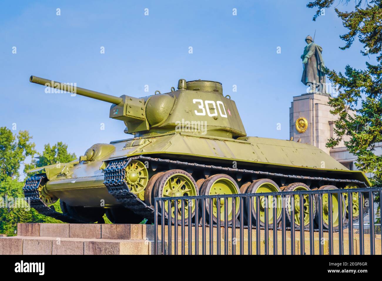 Berlin Tiergarten Straße des 17. Juni:  Sowjetisches Denkmahl der Befreiung. Russischer Panzer Stock Photo