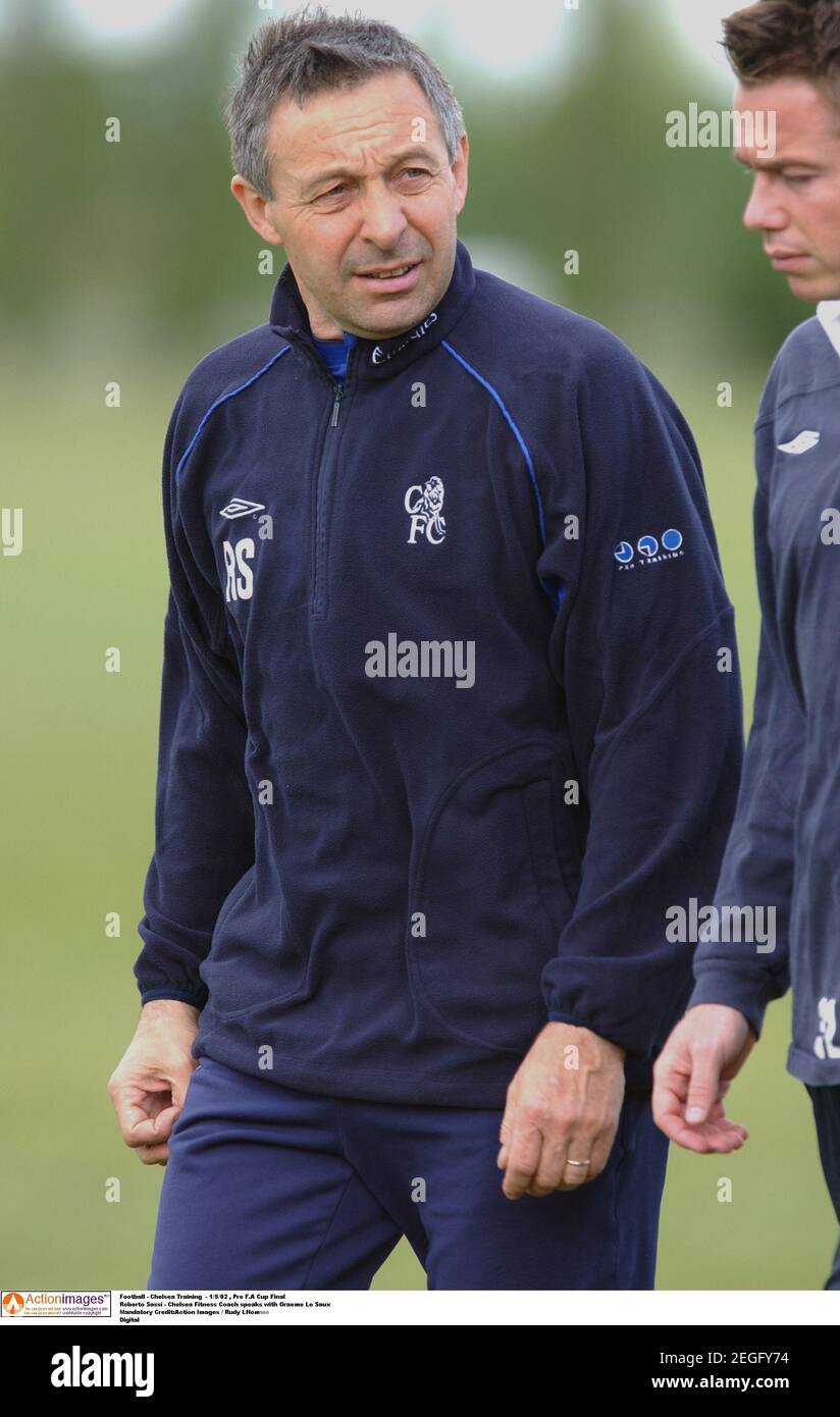 Football - Chelsea Training - 1/5/02 , Pre FA Cup Final Roberto Sassi -  Chelsea Fitness Coach speaks with Graeme Le Saux Mandatory Credit:Action  Images / Rudy LHomme Digital Stock Photo - Alamy