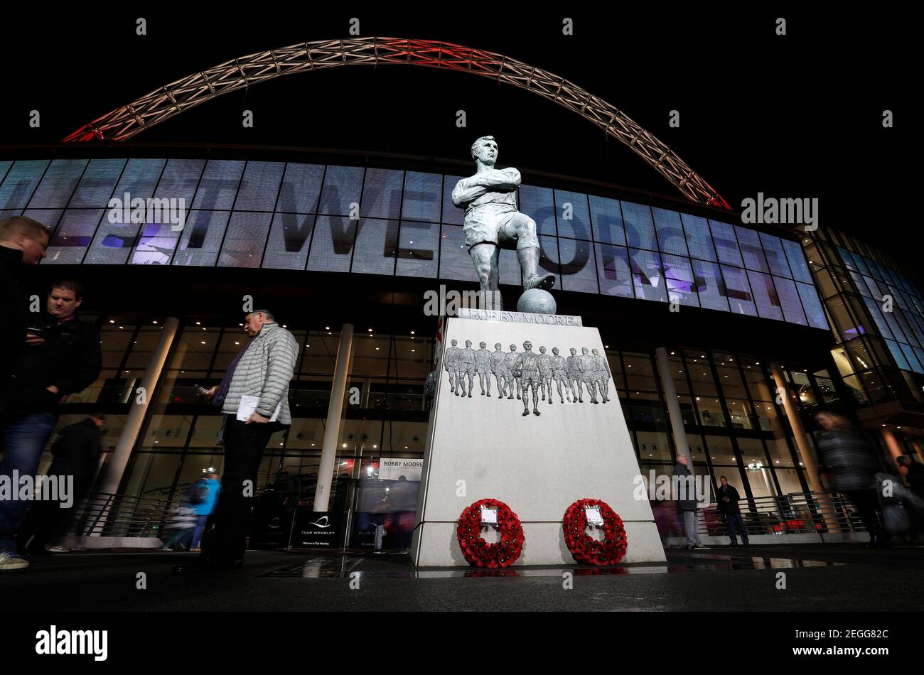The bobby moore statue outside of wembley stadium hires stock photography and images Alamy