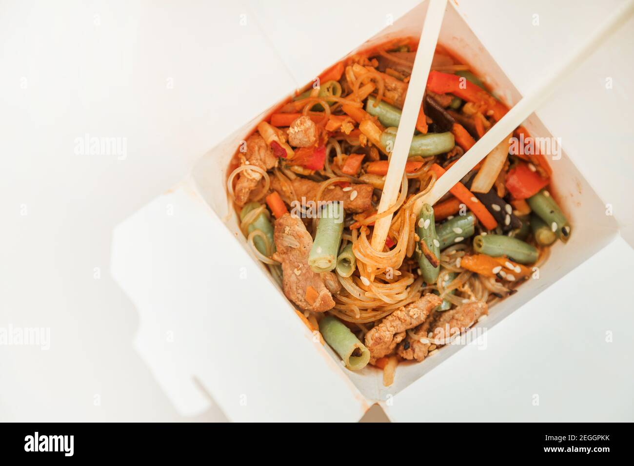 Wok noodles in takeaway box. Wheat noodles with peking duck and vegetables.  Traditional chinese cuisine Stock Photo - Alamy