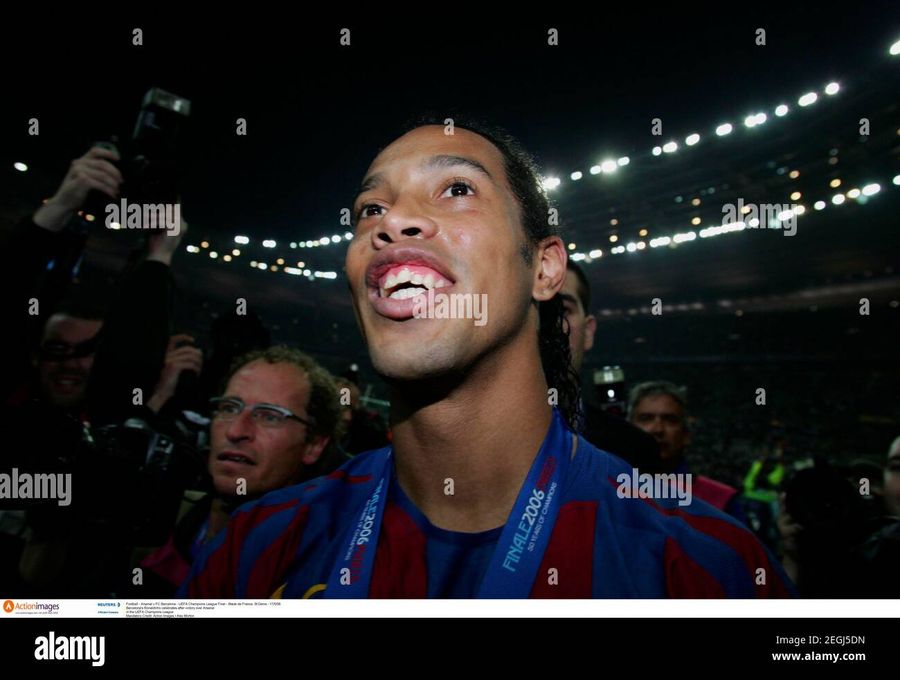Stade de france barcelonas ronaldinho celebrates hi-res stock ...