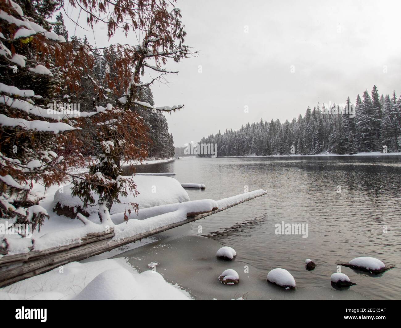 Winter scene river hi-res stock photography and images - Alamy