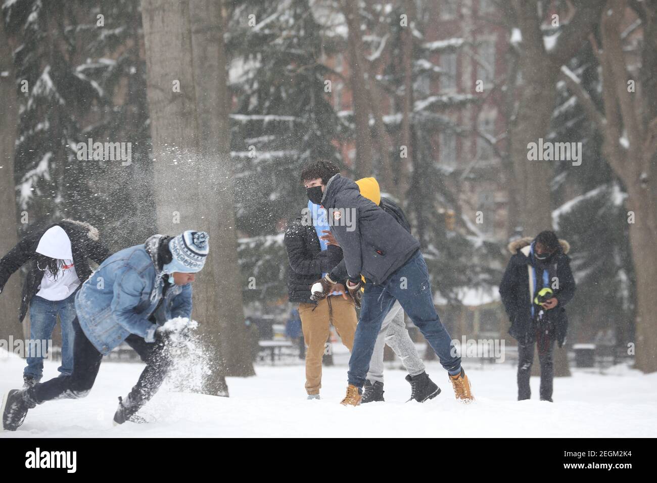 New york city snow fight hi-res stock photography and images - Alamy