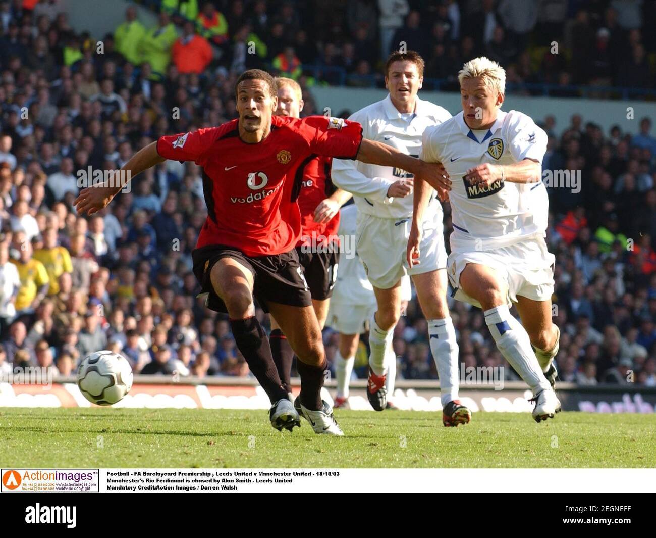 Football Fa Barclaycard Premiership Leeds United V Manchester United 18 10 03 Manchester S Rio Ferdinand Is Chased By Alan Smith Leeds United Mandatory Credit Action Images Darren Walsh Stock Photo Alamy