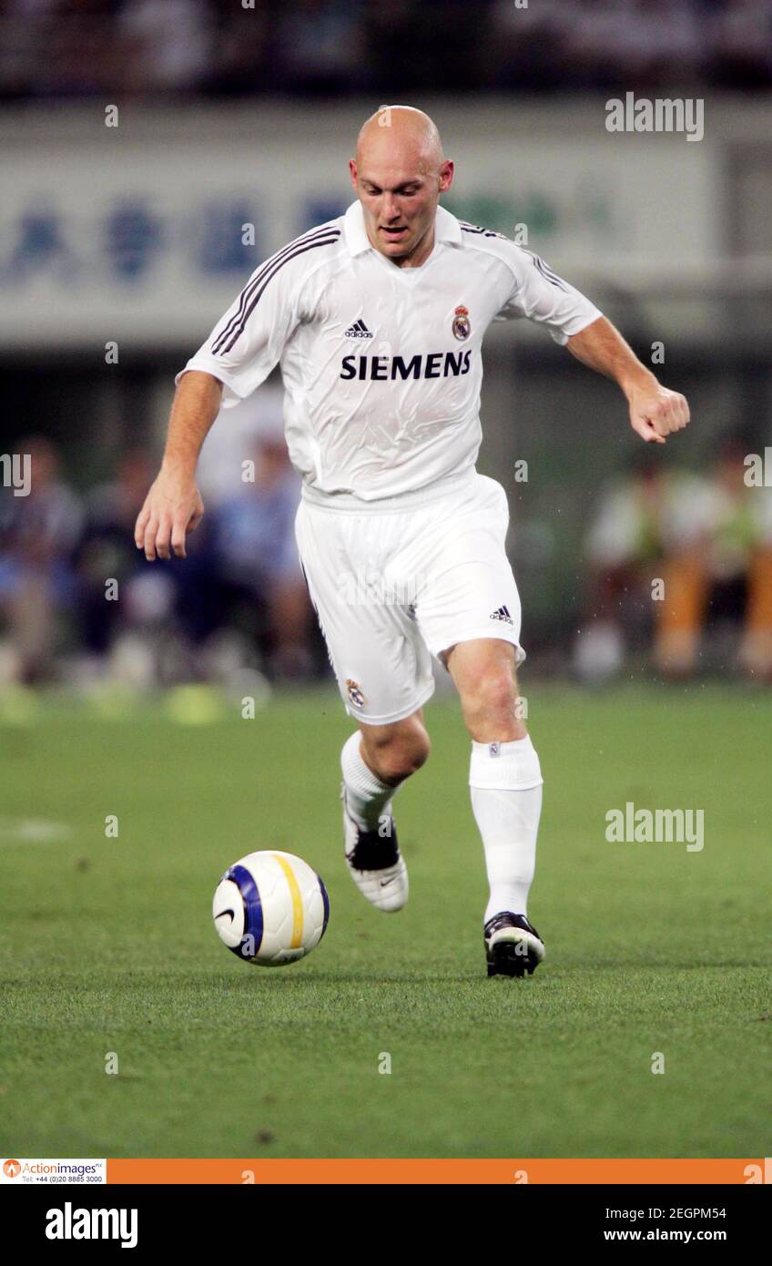 Football Tokyo Verdy V Real Madrid Pre Season Friendly Ajinomoto Stadium Tokyo 25 7 05 Real Madrid S Thomas Gravesen Mandatory Credit Action Images Tsutomu Kishimoto Livepic Stock Photo Alamy Football Tokyo Verdy V Real Madrid Pre Season Friendly Ajinomoto Stadium Tokyo 25 7 05 Real Madrid S Thomas Gravesen Mandatory Credit Action Images Tsutomu Kishimoto Livepic Stock Photo Alamy