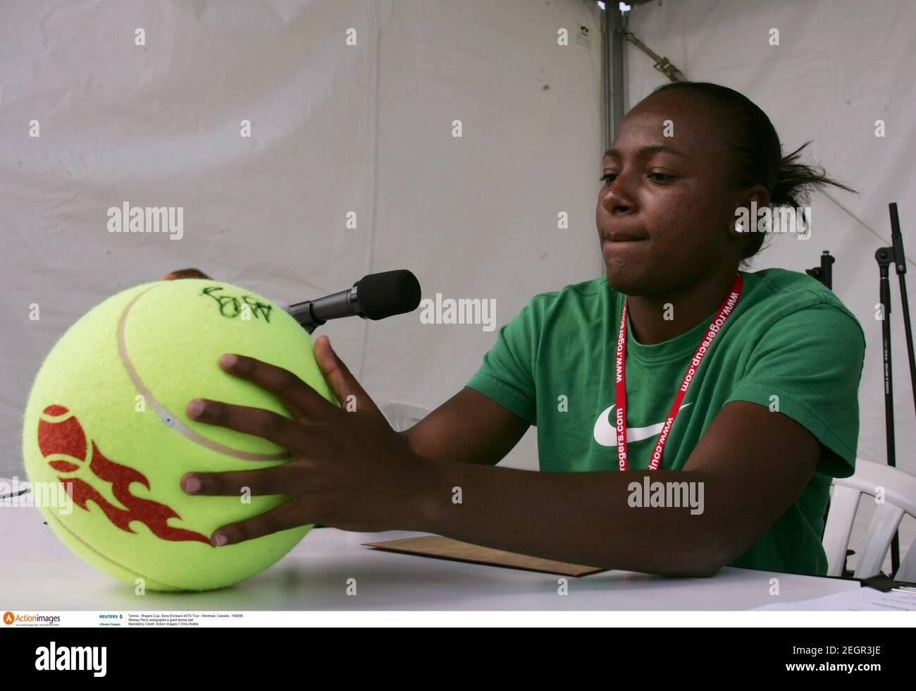 Tennis - Rogers Cup, Sony Ericsson WTA Tour - Montreal, Canada - 16/8/06  Shenay Perry autographs a giant tennis ball  Mandatory Credit: Action Images / Chris Wattie Stock Photo