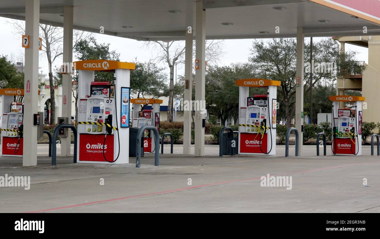 Houston, USA. 18th Feb, 2021. A gas station is closed due to severe winter storm in Houston, Texas, the United States, on Feb. 18, 2021. As many in the U.S. state of Texas experience power outage, the state is now running out of food with the disruption of supply chain, local media has reported. Credit: Chengyue Lao/Xinhua/Alamy Live News Stock Photo