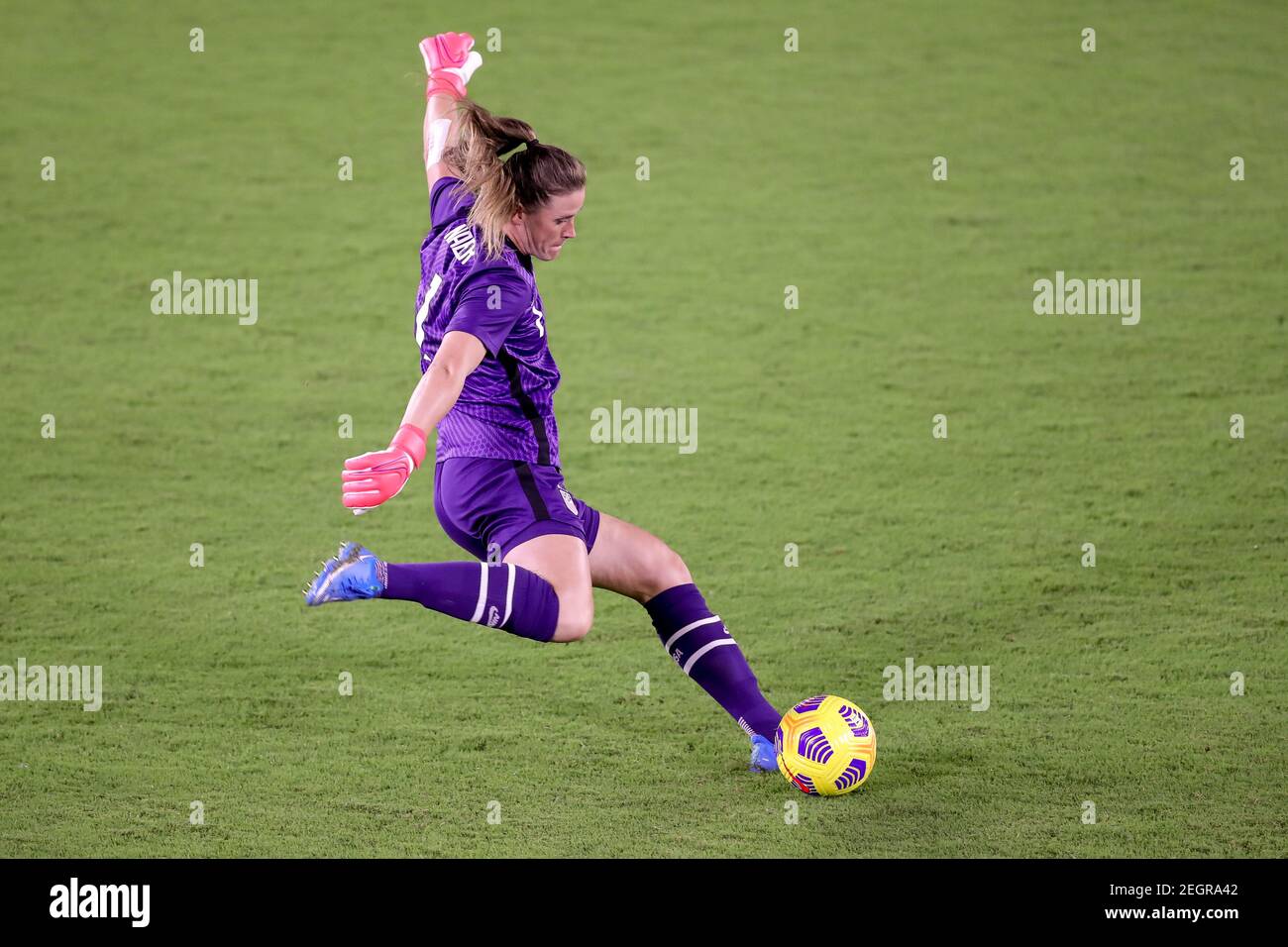 February 18, 2021: United States goalkeeper ALYSSA NAEHER (1) makes a kick during the SheBelieves Cup United States vs Canada match at Exploria Stadium in Orlando, Fl on February 18, 2021. Credit: Cory Knowlton/ZUMA Wire/Alamy Live News Stock Photo