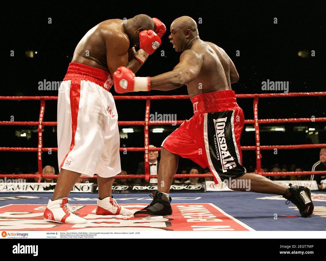 Boxing - Danny Williams v Matt Skelton - Commonwealth Heavyweight Title -  Millennium Stadium, Cardiff - 8/7/06 Danny Williams (L) in action against  Mat Skelton (R) Mandatory Credit: Action Images / Ryan Browne Stock Photo -  Alamy