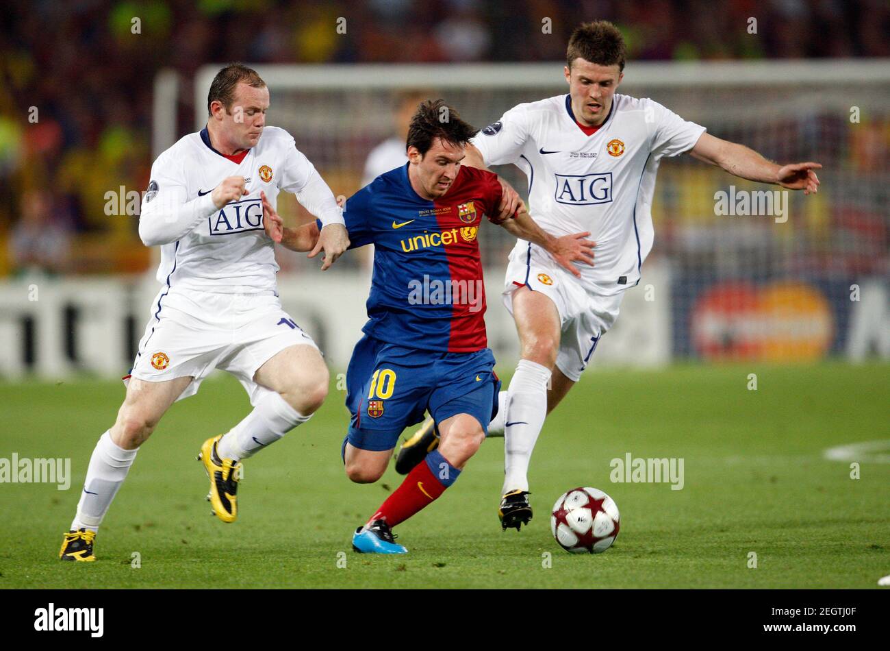 Football - Manchester United v FC Barcelona 2009 Champions League Final -  Olympic Stadium, Rome, Italy - 27/5/09 Manchester United's Wayne Rooney (L)  and Michael Carrick in action with Barcelona's Lionel Messi