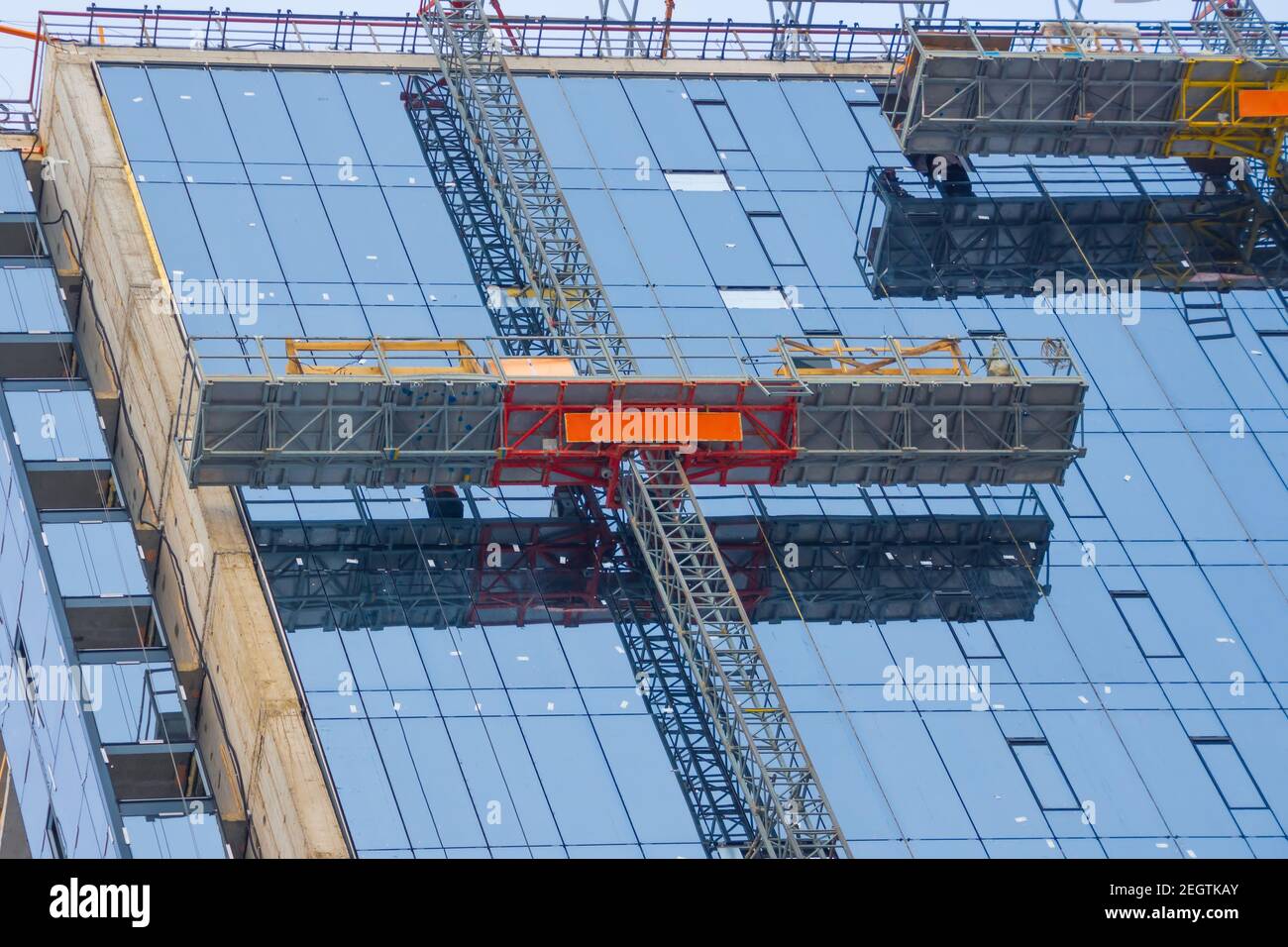 Construction elevator cradle for finishing the external facade of a