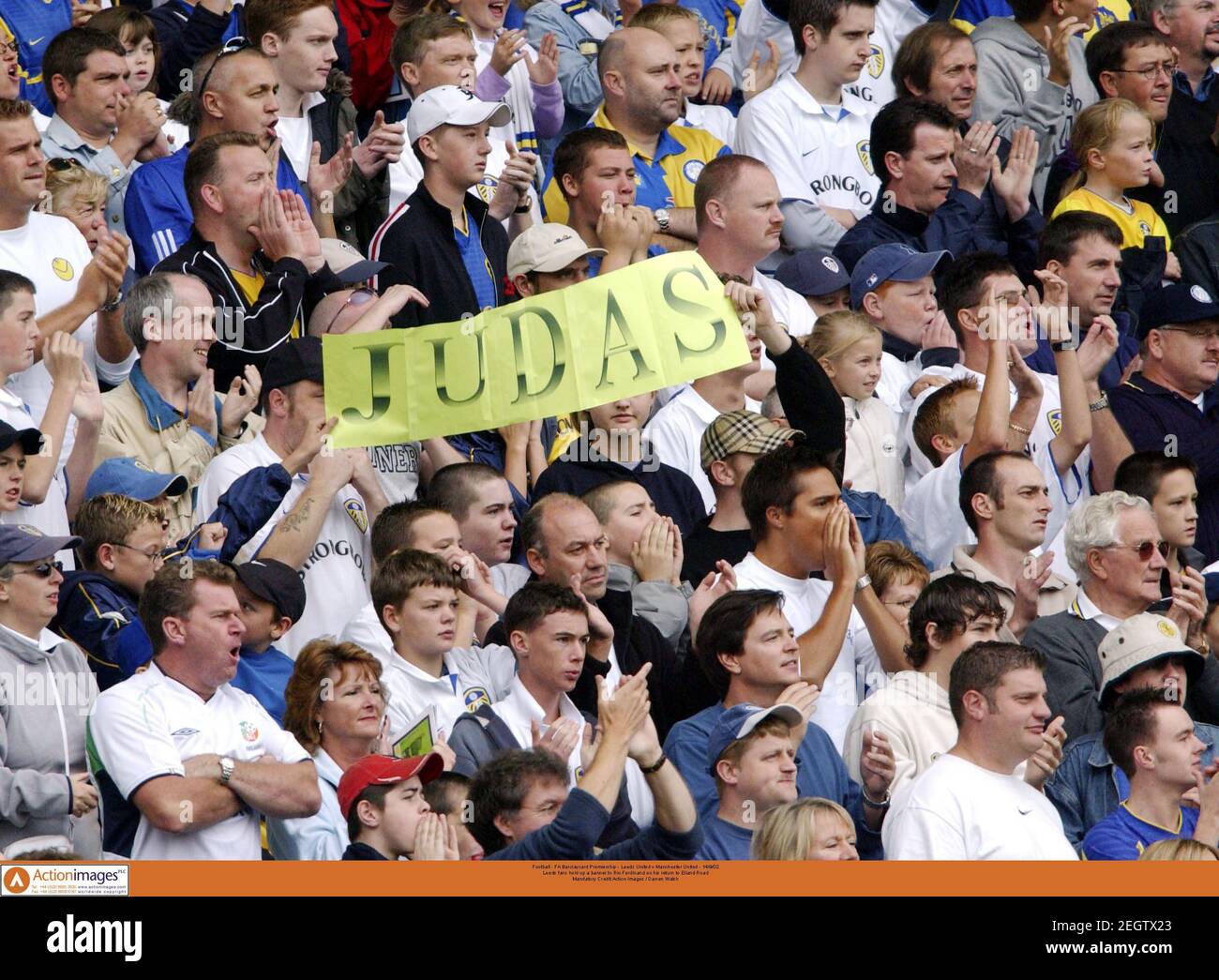 Football Fa Barclaycard Premiership Leeds United V Manchester United 14 9 02 Leeds Fans Hold Up Football Fa Barclaycard Premiership Leeds United V Manchester United 14 9 02 Leeds Fans Hold Up