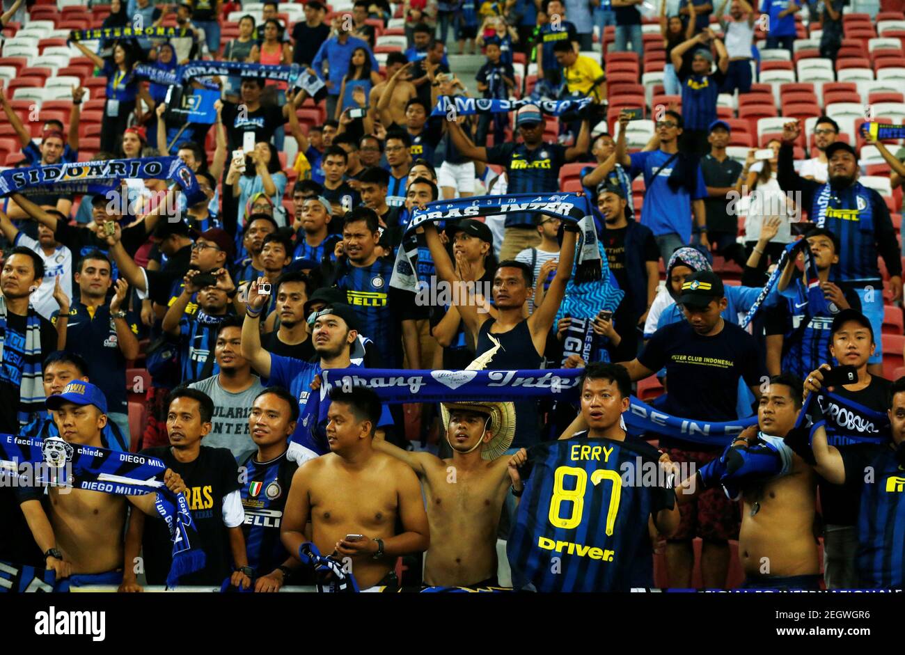 Soccer Football - Chelsea v Inter Milan - International Champions Cup  Singapore - Pre Season Friendly - July 29, 2017 Inter Milan fans  REUTERS/EDGAR SU Stock Photo - Alamy