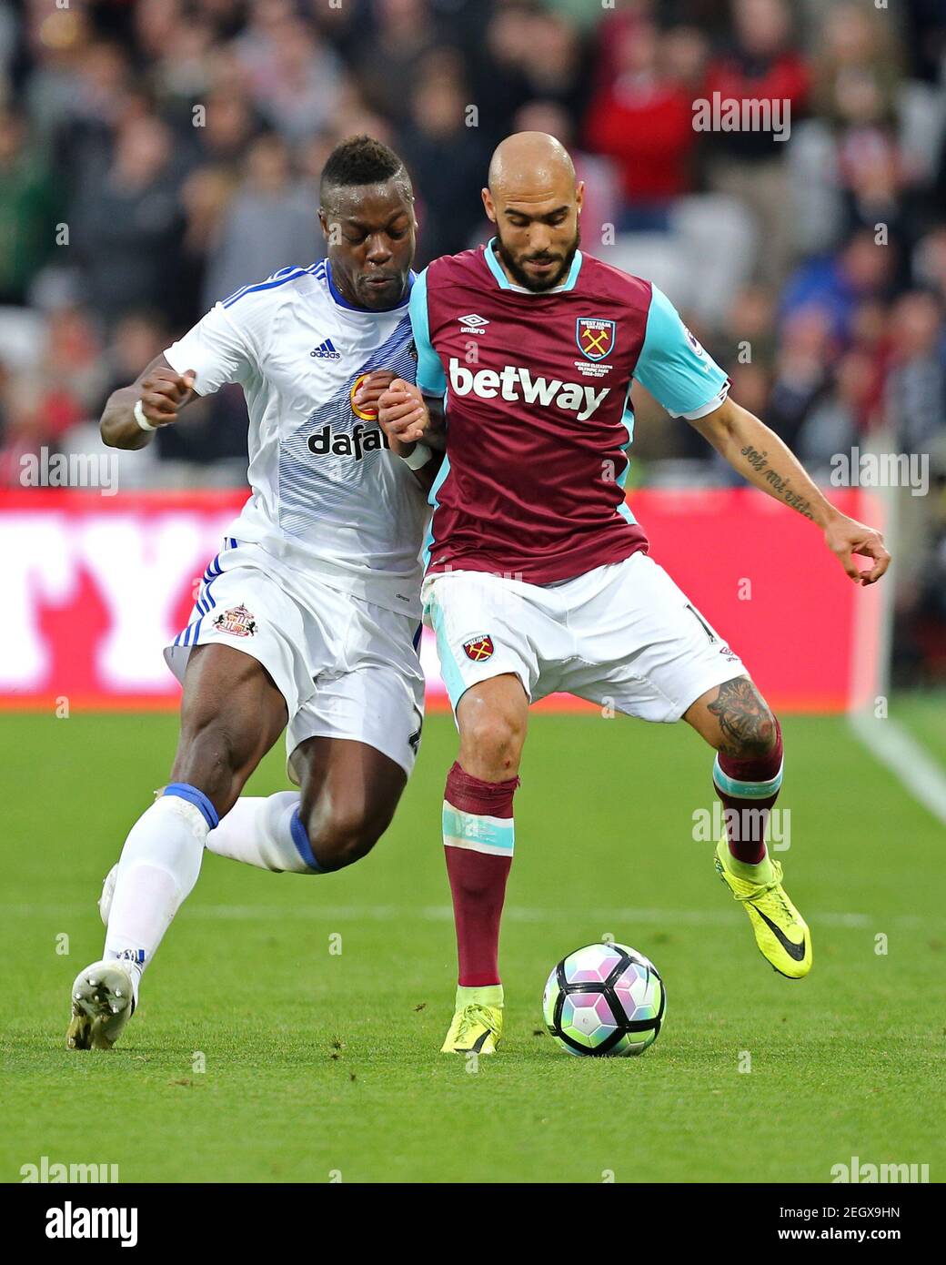 Britain Soccer Football - West Ham United v Sunderland - Premier League - London Stadium - 22/10/16 West Ham United's Simone Zaza in action with Sunderland's Lamine Kone Reuters / Paul Hackett Livepic EDITORIAL USE ONLY. No use with unauthorized audio, video, data, fixture lists, club/league logos or 'live' services. Online in-match use limited to 45 images, no video emulation. No use in betting, games or single club/league/player publications.  Please contact your account representative for further details. Stock Photo