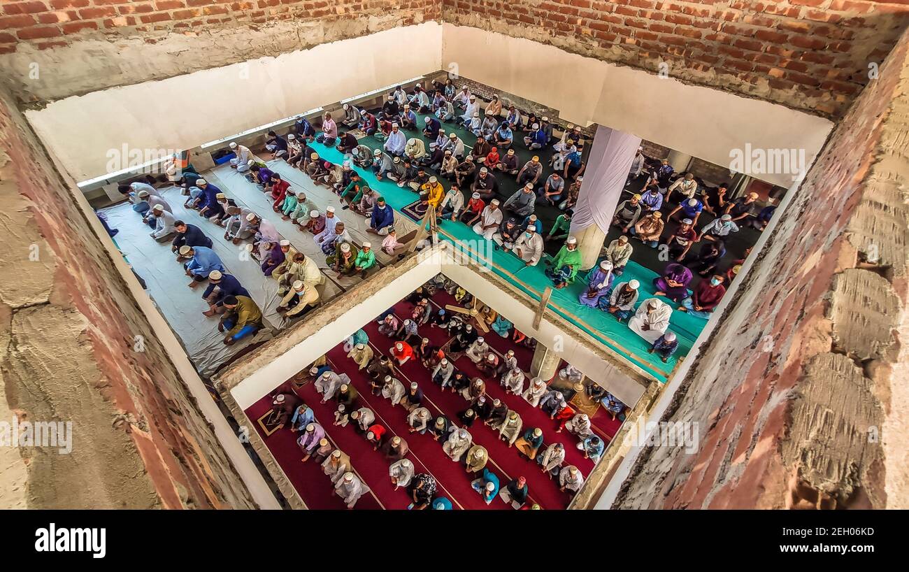 Barishal, Barishal, Bangladesh. 19th Feb, 2021. Despite having critical Covid-19 Pandemic situition in Bangladesh, people gather in a large number in Mosque without social distancing to say their Jummah Prayer in Barishal city in Bangladesh. Credit: Mustasinur Rahman Alvi/ZUMA Wire/Alamy Live News Stock Photo