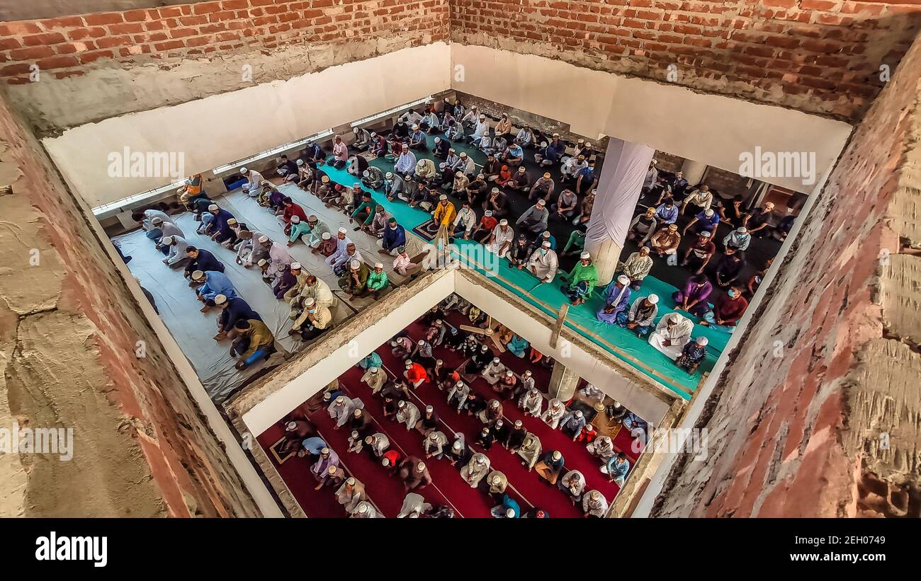 Barishal, Barishal, Bangladesh. 19th Feb, 2021. Despite having critical Covid-19 Pandemic situition in Bangladesh, people gather in a large number in Mosque without social distancing to say their Jummah Prayer in Barishal city in Bangladesh. Credit: Mustasinur Rahman Alvi/ZUMA Wire/Alamy Live News Stock Photo