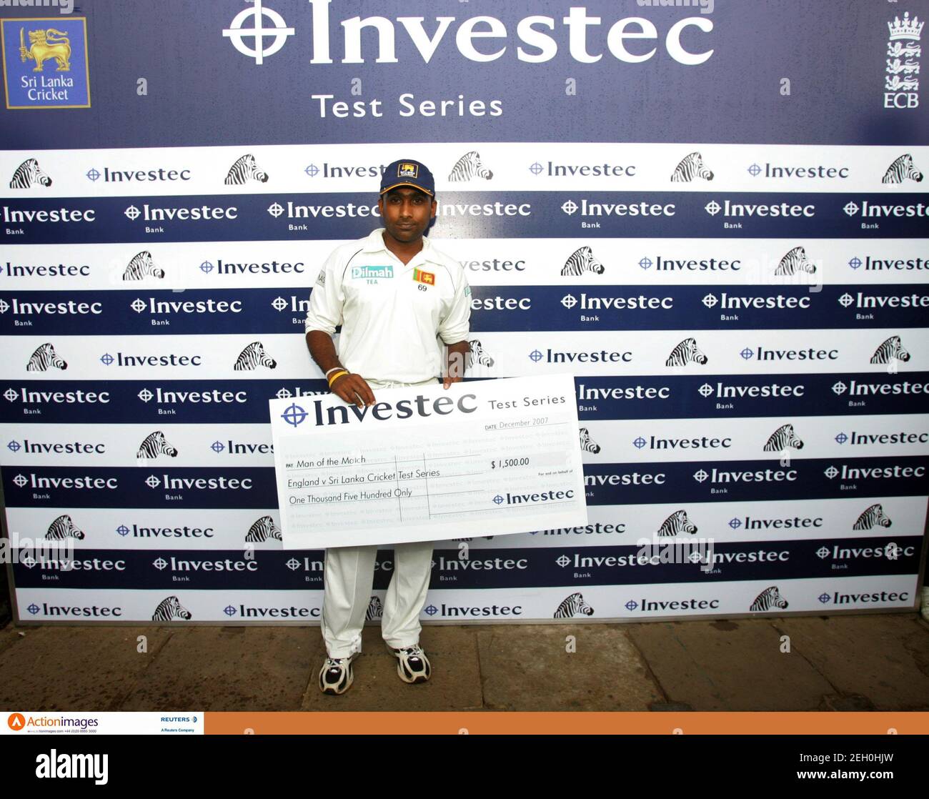 Cricket Sri Lanka V England Investec Test Series Second Test Sinhalese Sports Club Ground Colombo Sri Lanka 13 12 07 Sri Lanka S Mahela Jayawardene With His Man Of The Match Cheque