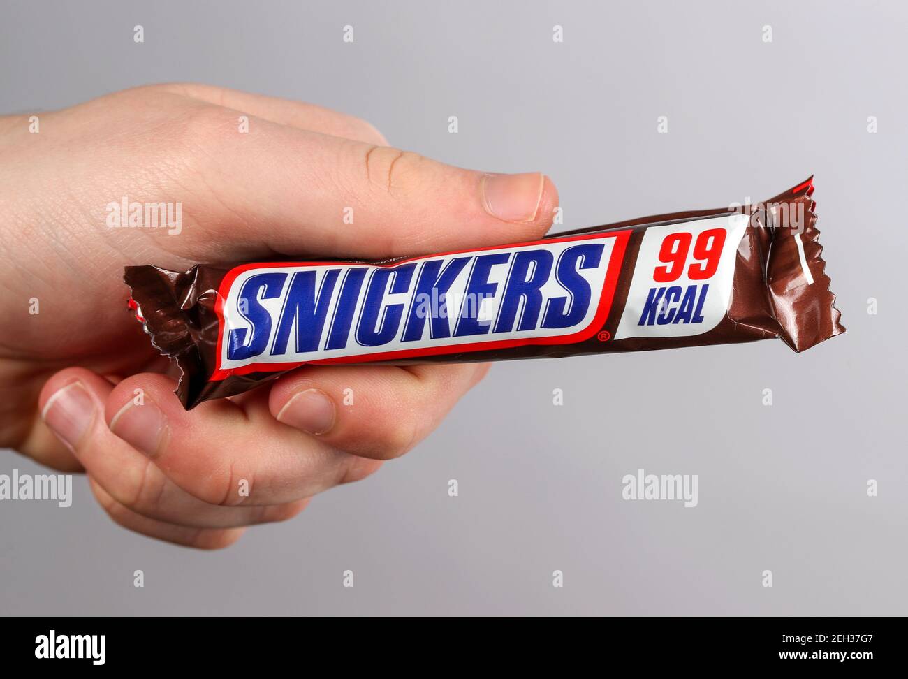 Small low calorie Mars and Snickers chocolate bars which are below 100 calories Stock Photo