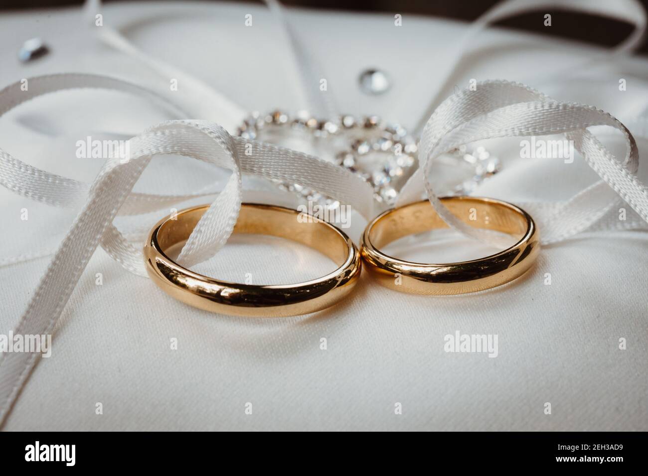 Wedding invitation card ribbon hi-res stock photography and images - Alamy