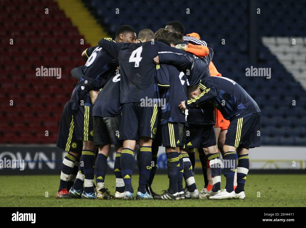 Football Blackburn Rovers V Chelsea Fa Youth Cup Semi Final First Leg Ewood Park 09 10 17 3 10 Chelsea Youth Players Huddle For A Team Talk Mandatory Credit Action Images Andrew Boyers Stock Photo Alamy