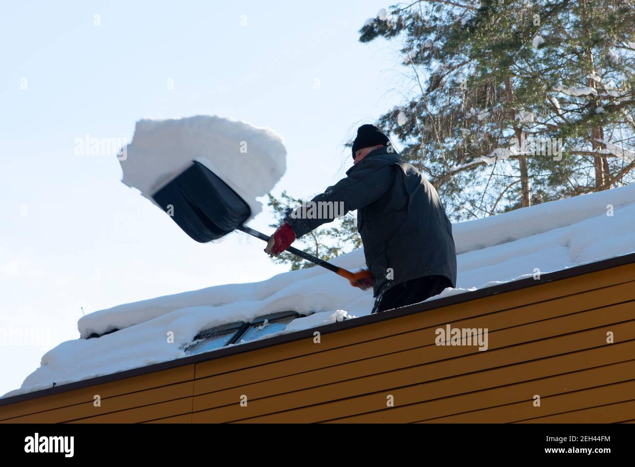 Remove snow from roof hires stock photography and images Alamy