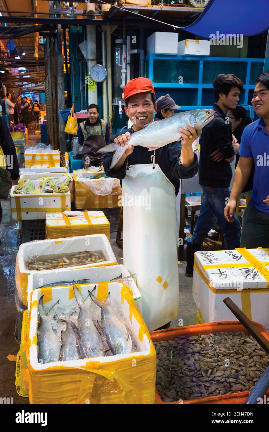 Hong Kong, China.  Aberdeen.  Workers in the wholesale fish market on the harbour front. Stock Photo