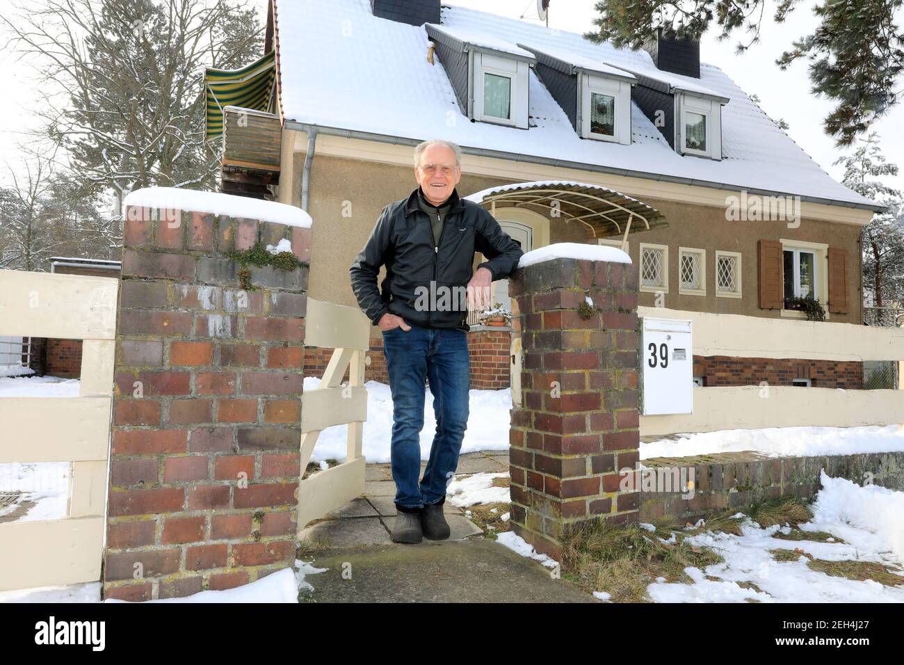 01 February 2021, Saxony-Anhalt, Heyrothsberge: Cycling legend Gustav-Adolf Schur stands in front of his house in Heyrothsberge. Schur will be 90 years old on 23.02.2021. In his active time, 'Täve' triggered true storms of enthusiasm. Millions of people lined the streets when the nine-time GDR Sportsman of the Year and his team colleagues roared past on their racing bikes. Between 1950 and 1964, he celebrated successes that were unique in amateur sport. In 1955, the Heyrothsberg native became the first German rider to win the prestigious Peace Tour. Photo: Peter Gercke/dpa-Zentralbild/ZB Stock Photo