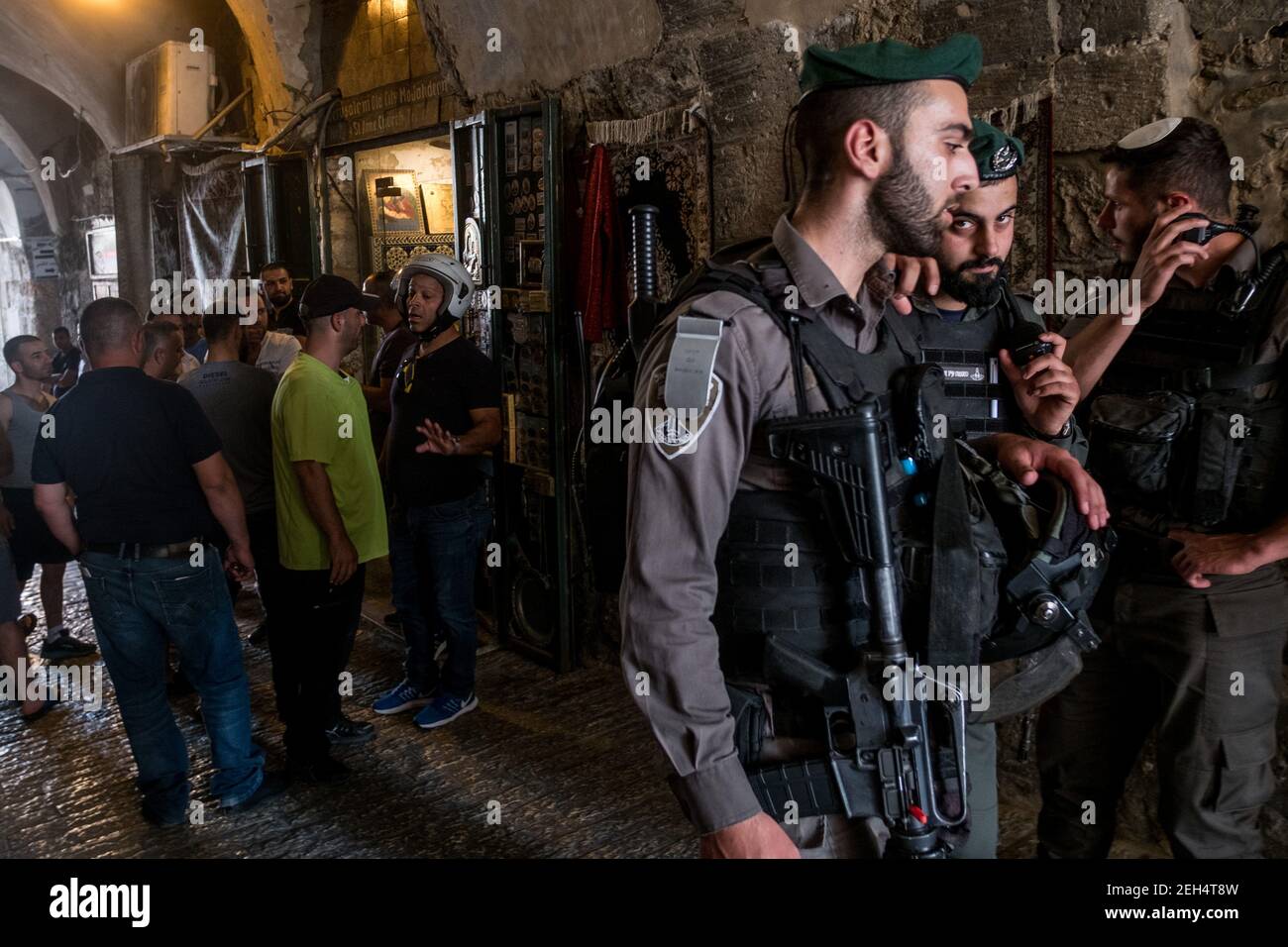 Israeli security forces monitor, without intervening, an altercation ...