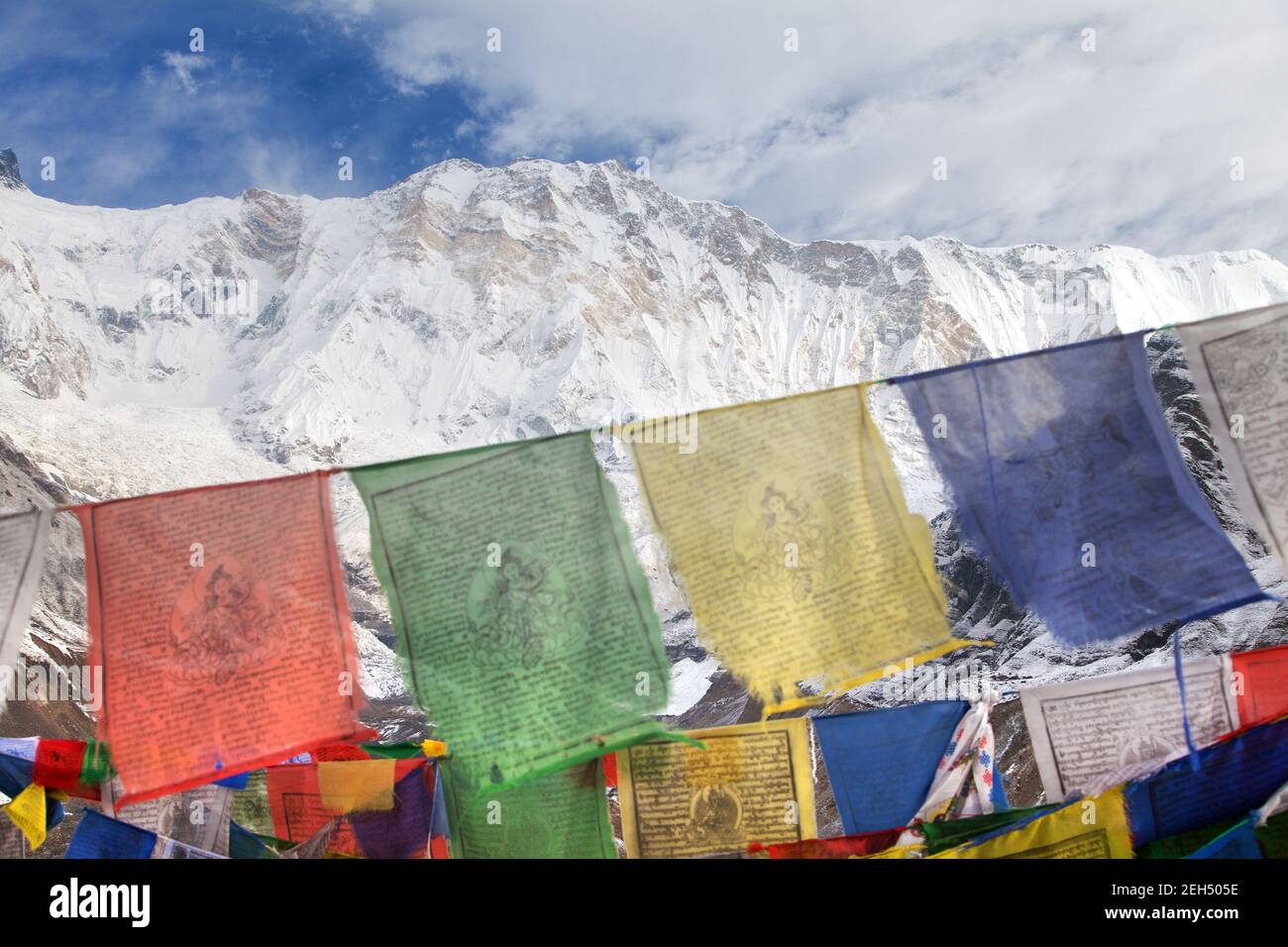 Cortina transparente Banderas tibetanas en Campo Base del Annapurna 4200 m  (Himalaya, en Nepal) 