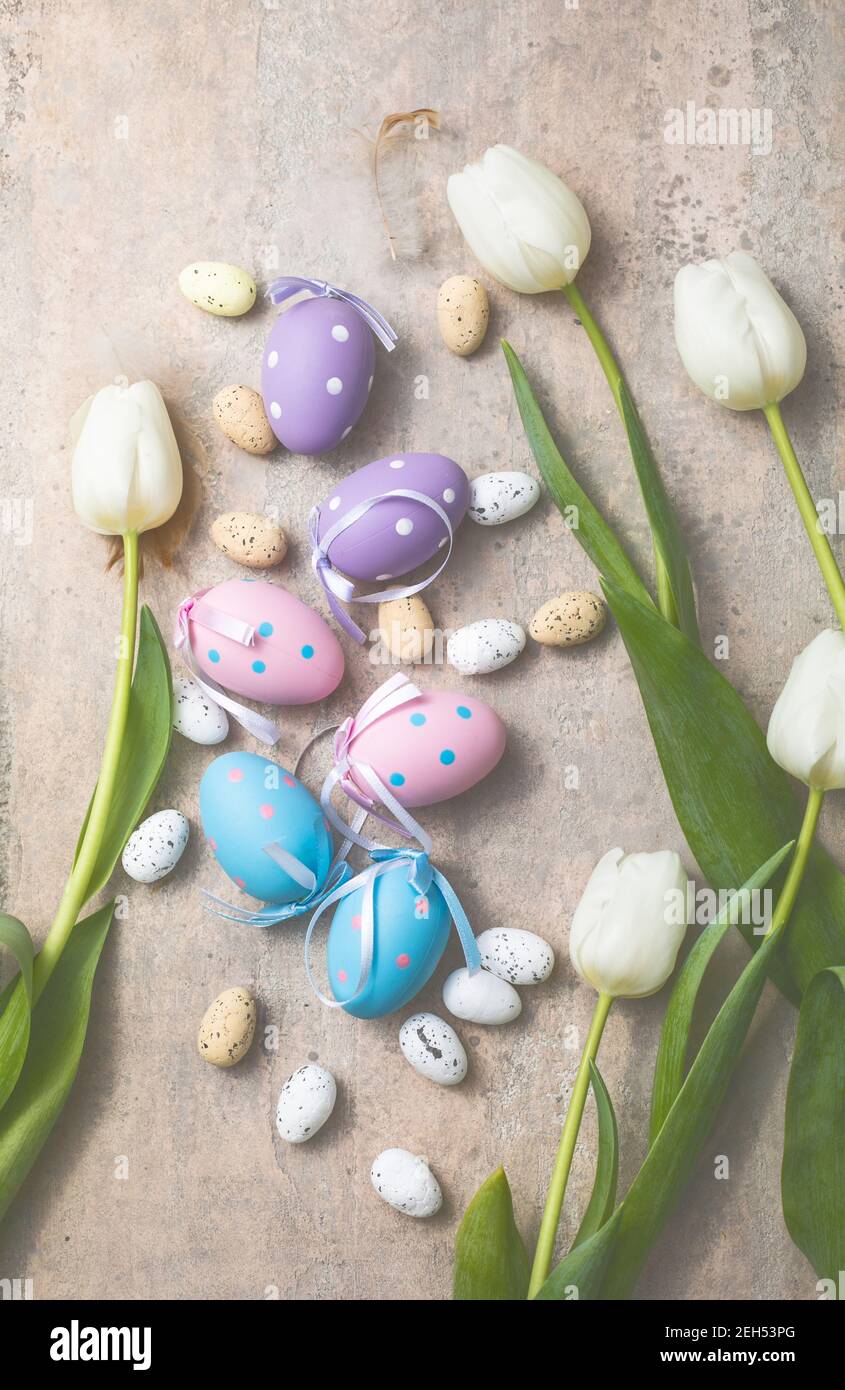 Easter composition with colorful Easter eggs and spring flowers tulips ...