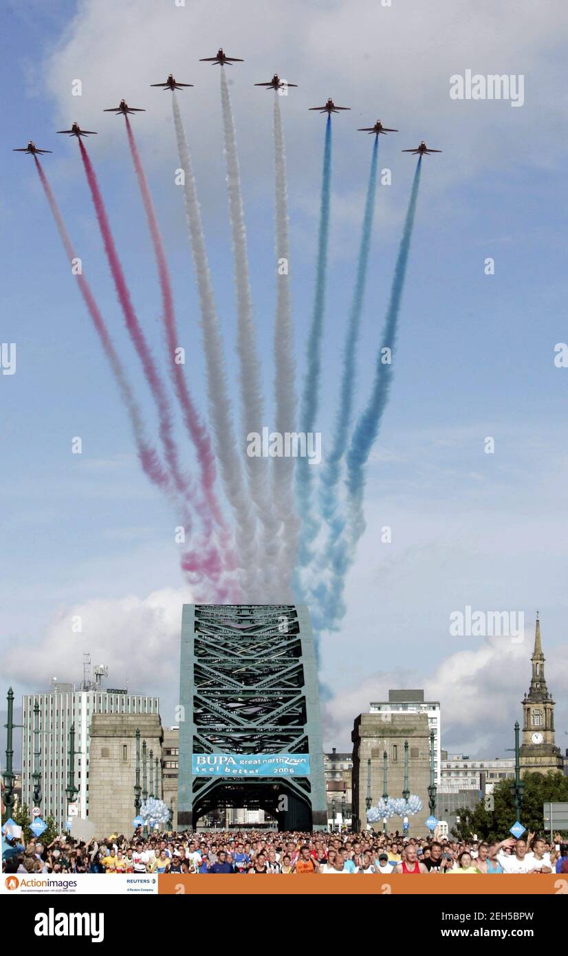 The Great North Run A0 A1 A2 A3 Framed Canvas Picture Red Arrows Tyne Bridge 