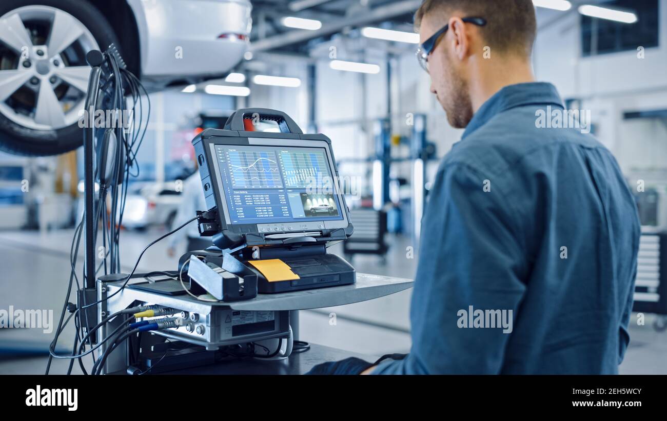 Professional auto mechanic running computer hi-res stock photography ...