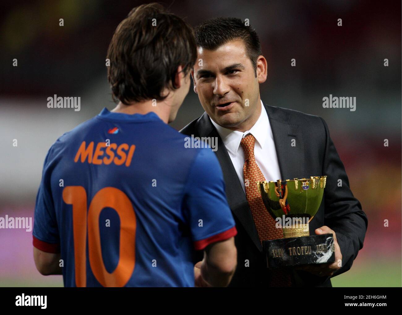 Football Fc Barcelona V Manchester City Joan Gamper Trophy The Nou Camp Barcelona Spain 09 10 19 8 09 Lionel Messi Fc Barcelona Receives Runners Up Trophy Mandatory Credit Action Images Lee Smith Stock Photo Alamy