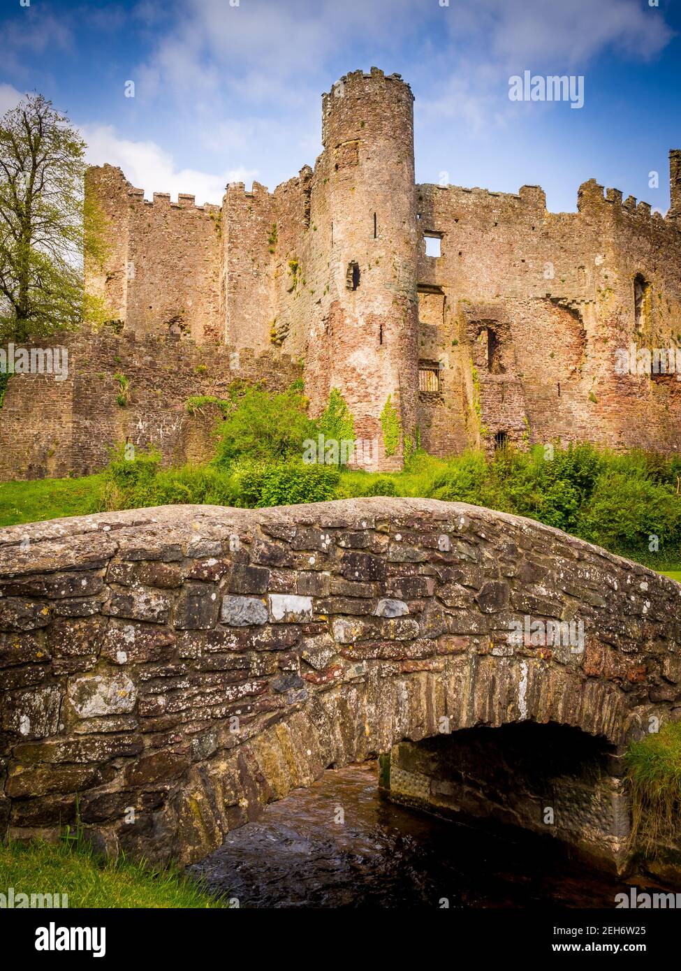 Ruined castle at Laugharne in South Wales.  Laugharne was the home of Wales most famous poet Dylan Thomas Stock Photo