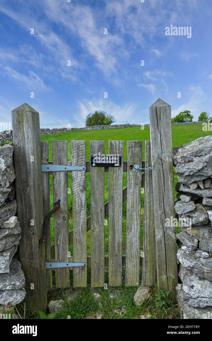 A sign on a wooden gate saying 'Private land, no access' provided by the Peak District National Park, Sheldon, Derbyshire, England, UK Stock Photo