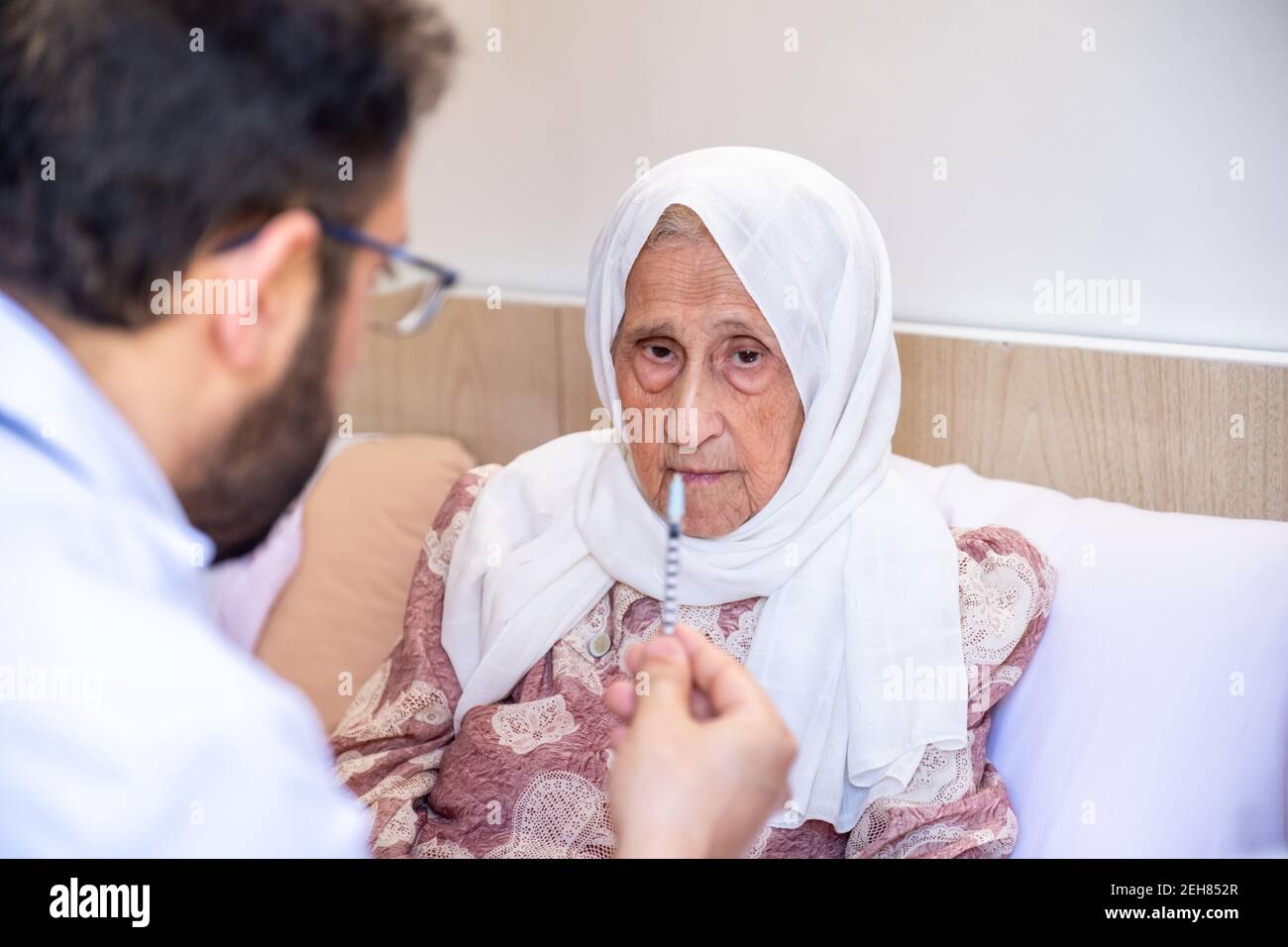 Old women and her doctor having conversation and explanation therapy  details and medication dosage during house call medical check-up Stock  Photo - Alamy