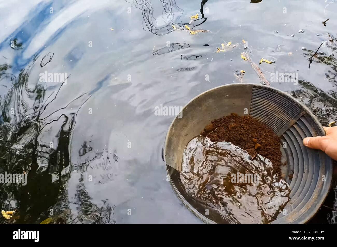 Gold pan sift hi-res stock photography and images - Alamy