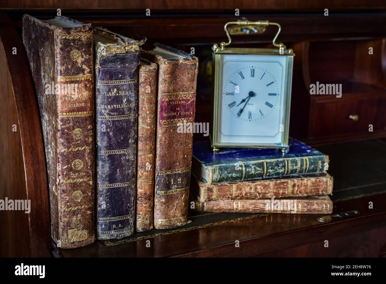 Globe clock on books hi-res stock photography and images - Alamy