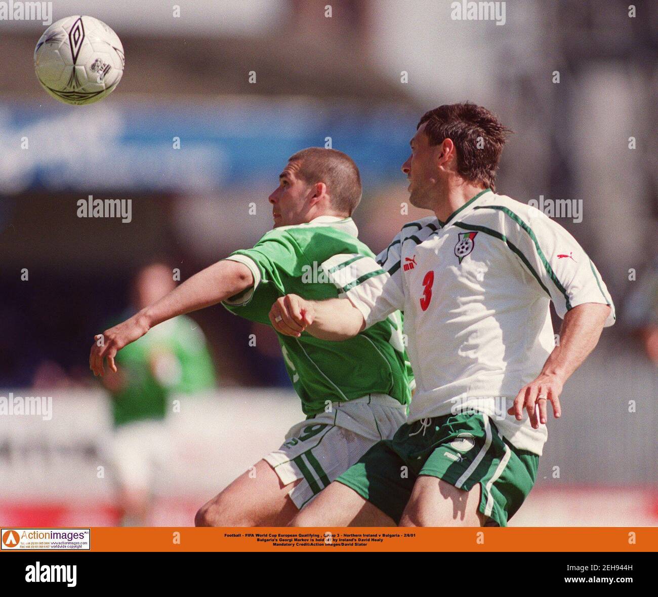 Football Fifa World Cup European Qualifying Group 3 Northern Ireland V Bulgaria 2 6 01 Bulgaria S Georgi Markov Is Held Off By Ireland S David Healy Mandatory Credit Action Images David Slater Stock Photo Alamy
