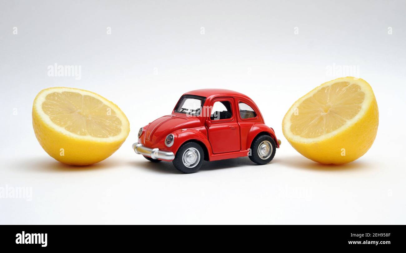 MODEL CAR WITH HALVES OF A LEMON RE BUYING A LEMON USED CARS ONLINE BUYING FAULTS PROBLEMS ETC UK Stock Photo