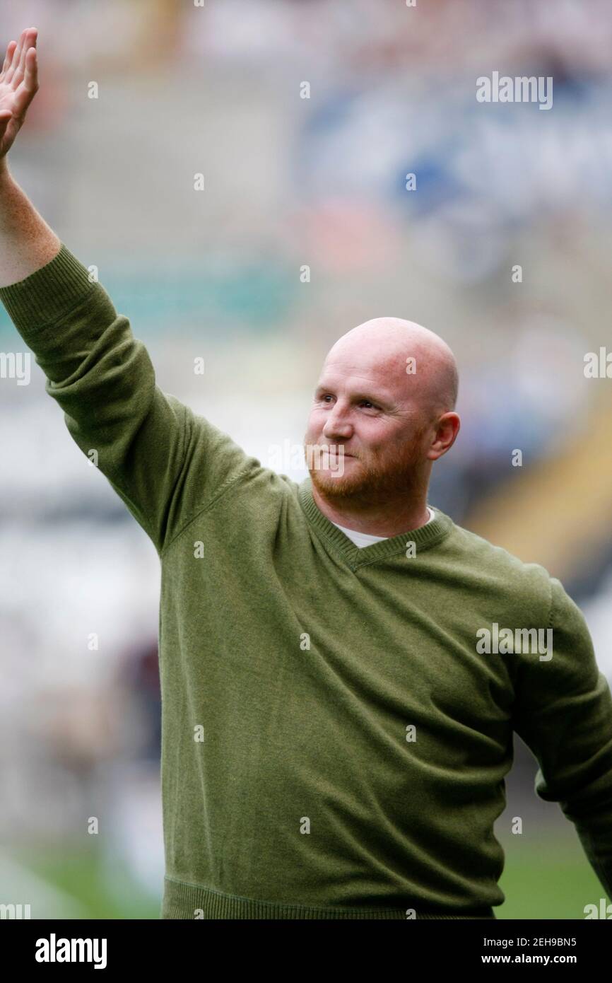 Football player action john hartson hi-res stock photography and images -  Alamy