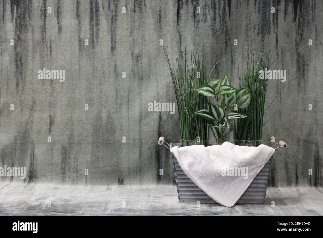 Galvanized tub with white cloth hires stock photography and images Alamy