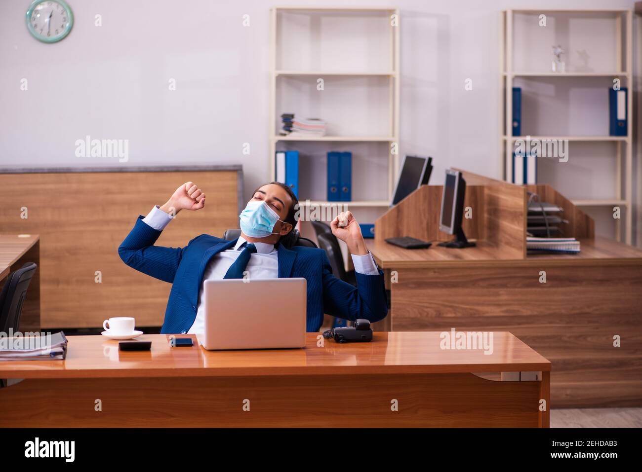 Man wearing face mask sleeping hi-res stock photography and images - Alamy
